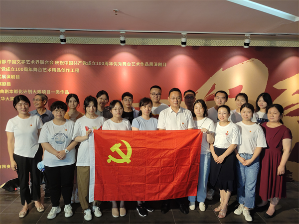 全體黨員觀演《母親》.png